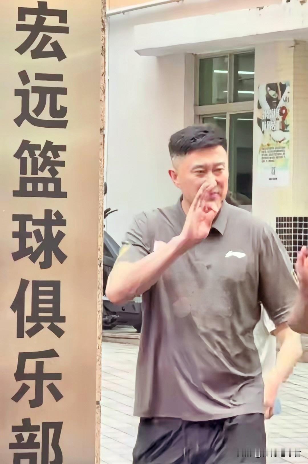 杜锋表扬拉科维奇！
今天中午，有球迷看到杜锋出现在俱乐部门口。这位主教练摆脱伤病