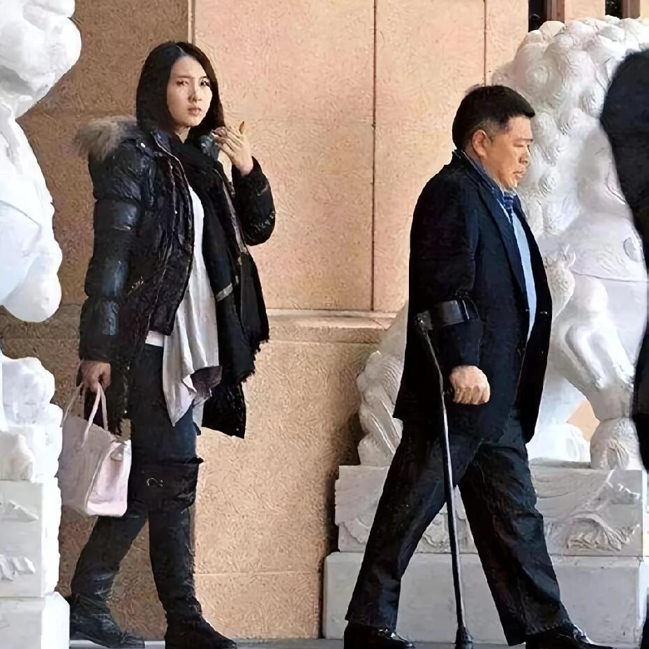 原来他们是一对夫妻，丈夫个子不是那么高挑，但她很幸福，嫁给了爱情，事业有成。提着