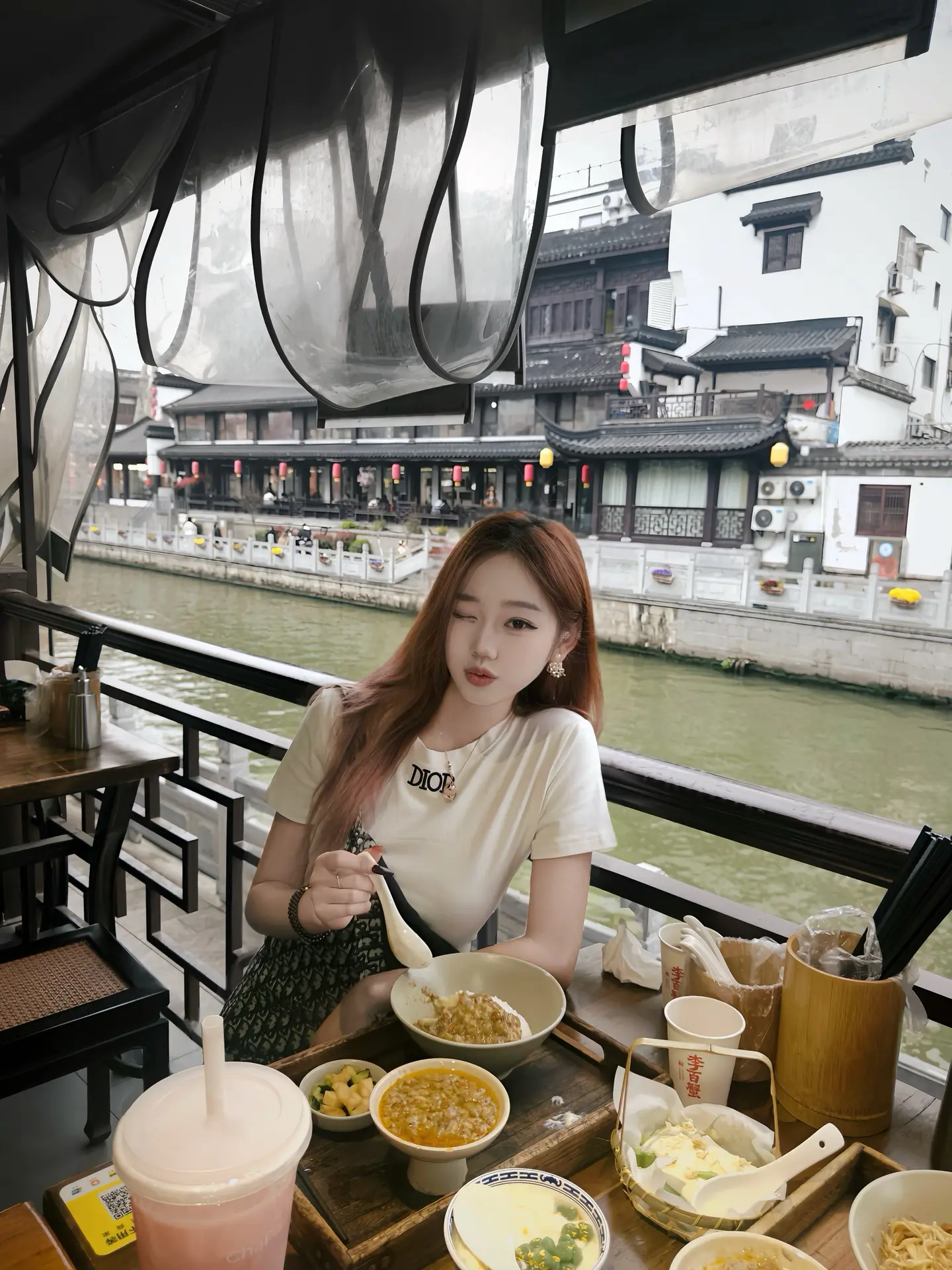 烟笼寒水月笼沙 夜泊秦淮近酒家。