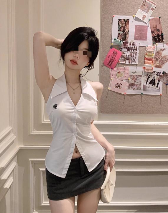 试用期女员工精心打扮得花枝招展，主动扭着腰钻进老板办公室陪酒，席间内搔首弄姿，百