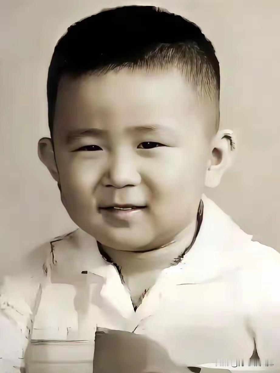 这小孩长大后成为了家喻户晓的大明星，你能猜出他是谁吗？明星童年影像 童星演技派 