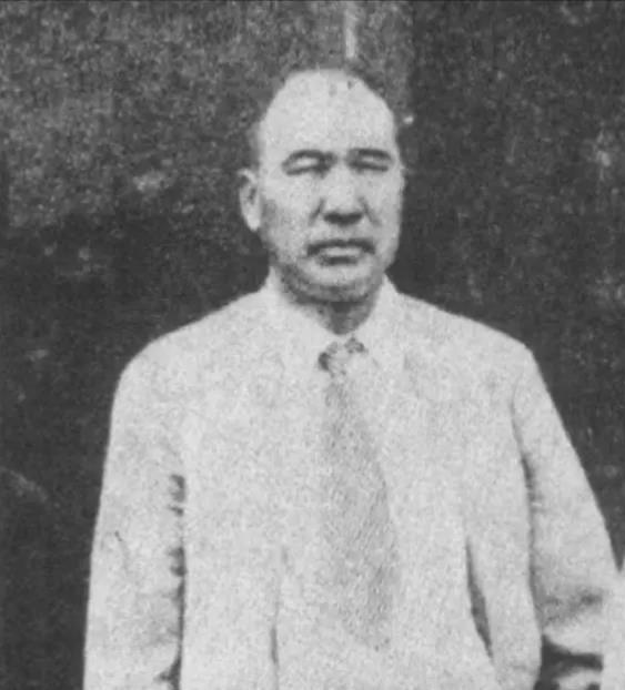 1932年，韩复榘携姨太太宴请张宗昌，张宗昌调侃说 “你在山东顶了我的窝子，我今