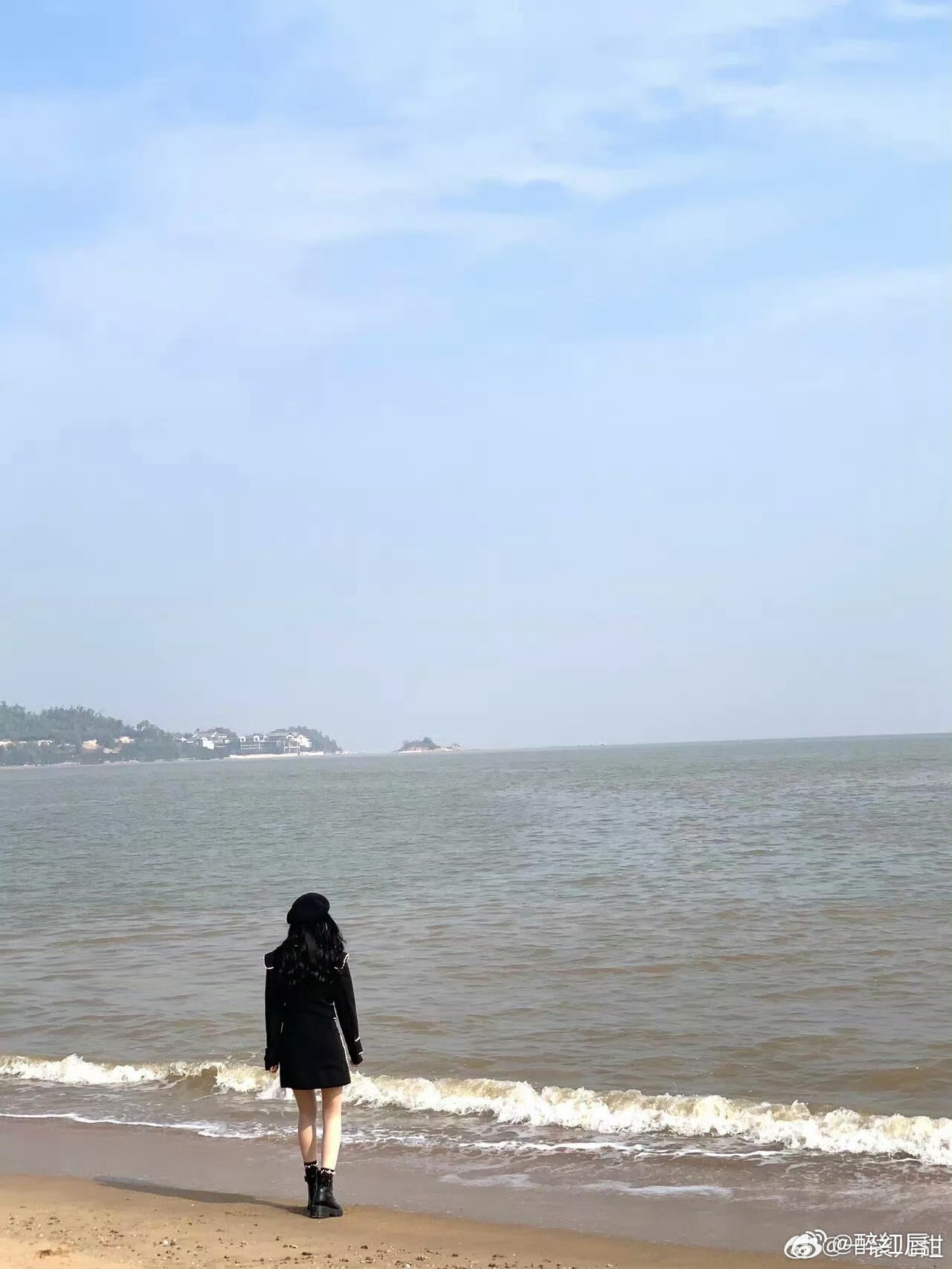 被鞠婧祎的背影硬控15秒 鞠婧祎背影封神！纤细身姿+精致轮廓，硬控15秒根本移不