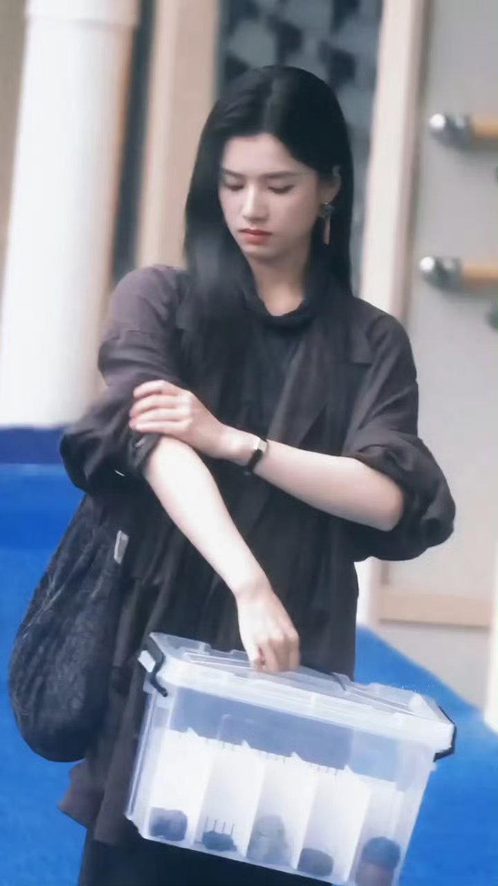 张婧仪请雾里青剧组喝饮料张婧仪请剧组喝饮料 婧仪请雾里青的工作人员喝了饮料，公主