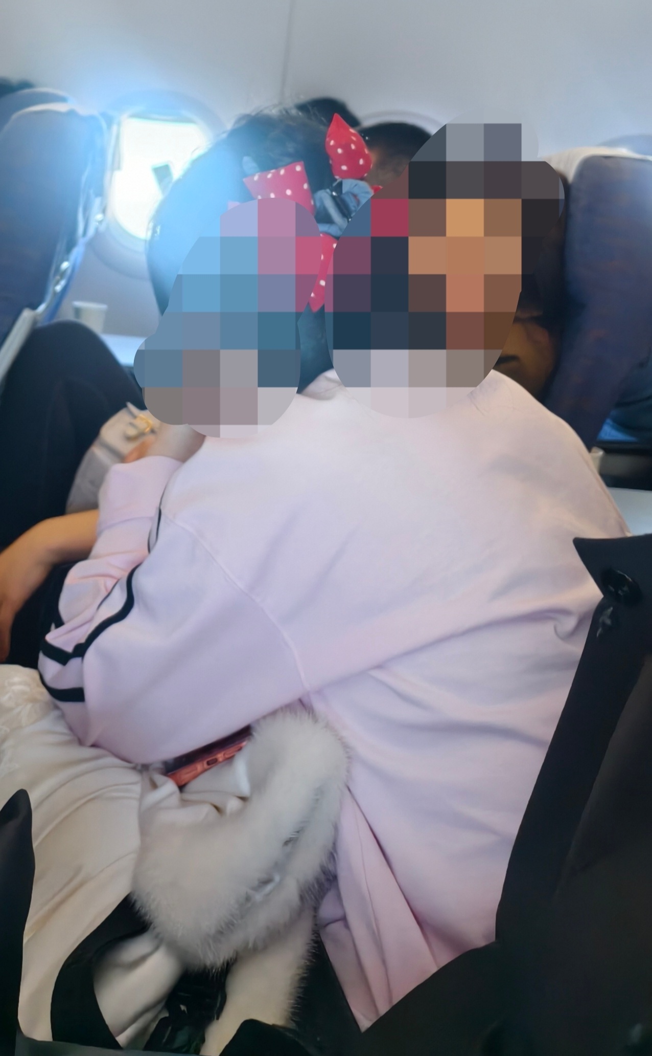 隔壁的隔壁坐了个女的和过道对面那个女的一直在说话絮絮叨叨絮絮叨叨絮絮叨叨那个女的