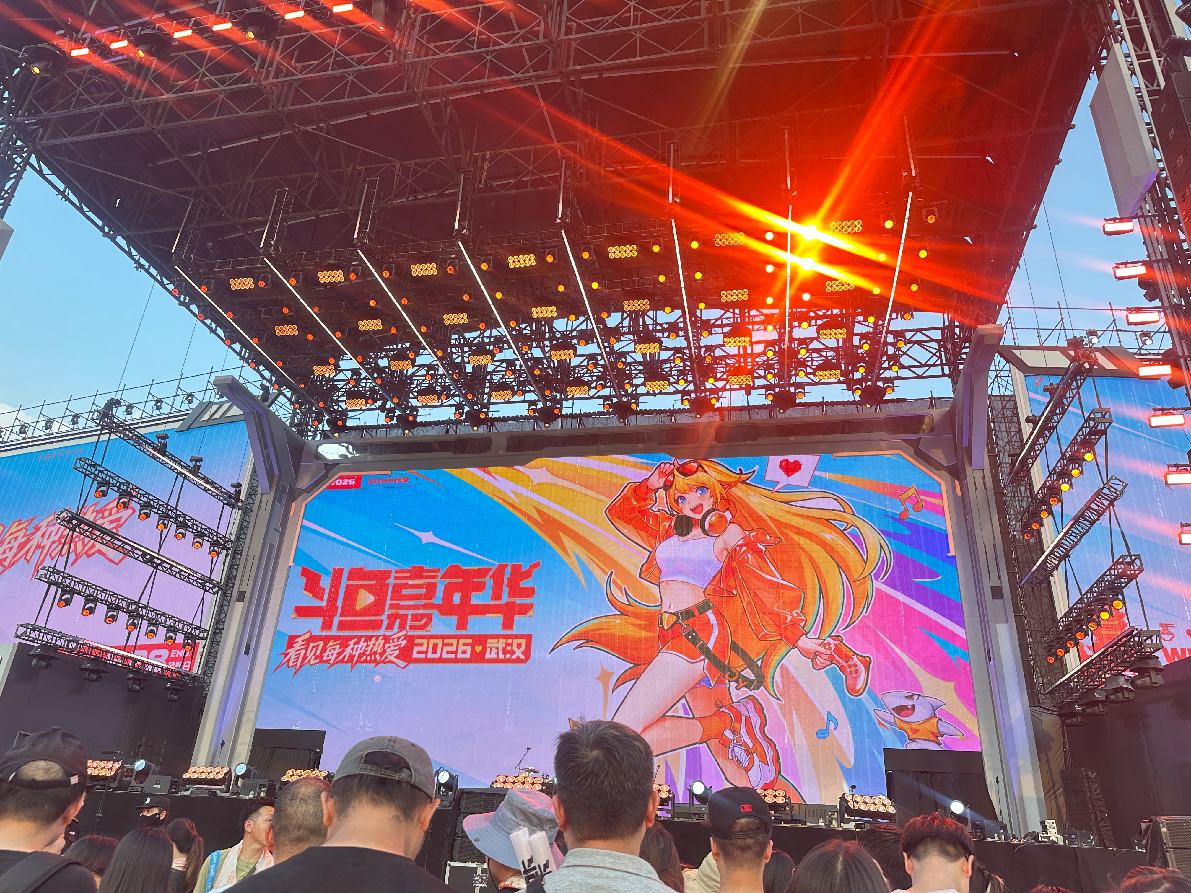 苏醒  sx苏醒斗鱼嘉年华 好远好远好远从场馆口感觉拉练了5公里哥哥晚上见