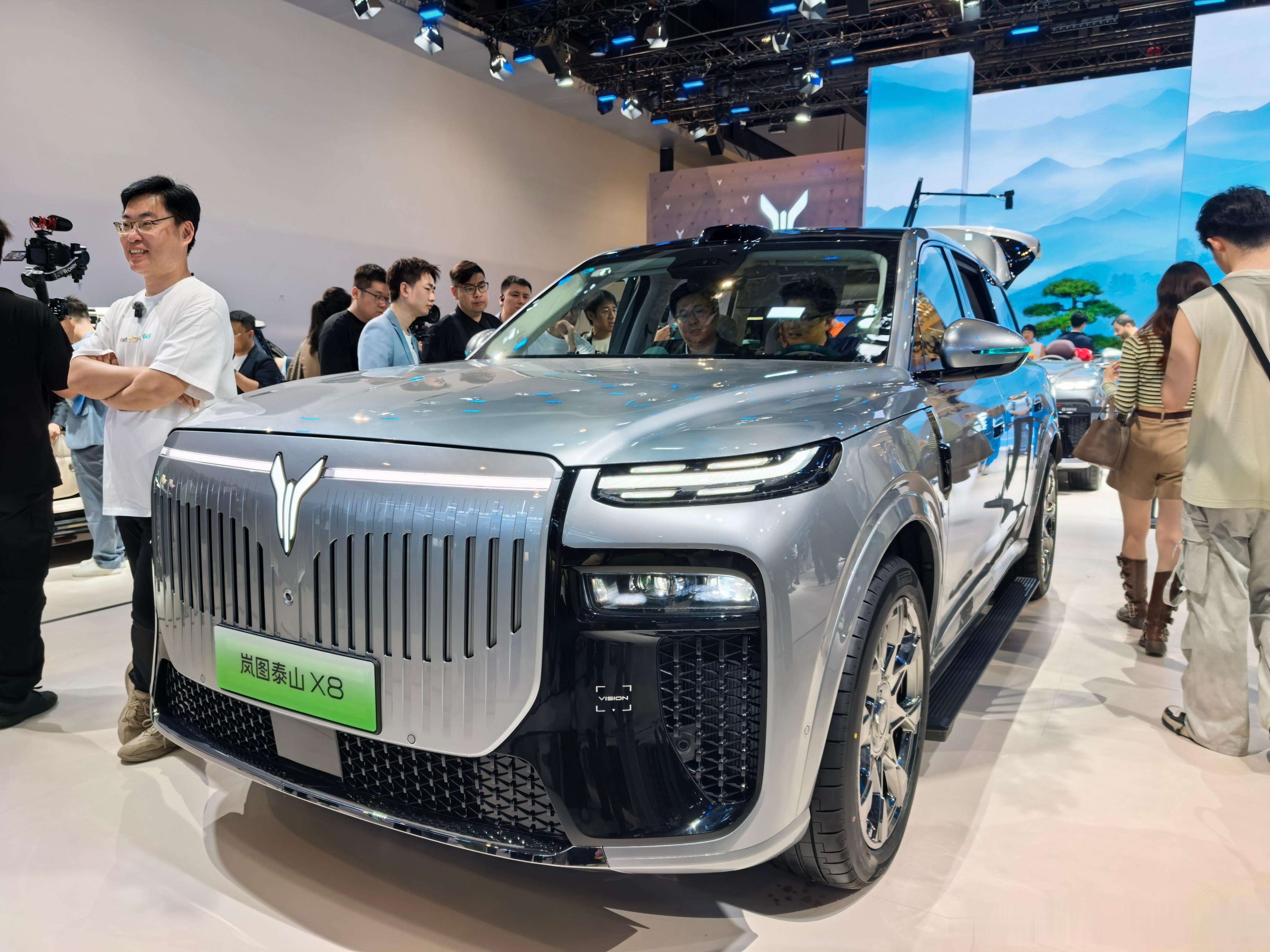 据说是“五座新王”，这回北京车展终于见到真车了。53分钟订单破15000台，20