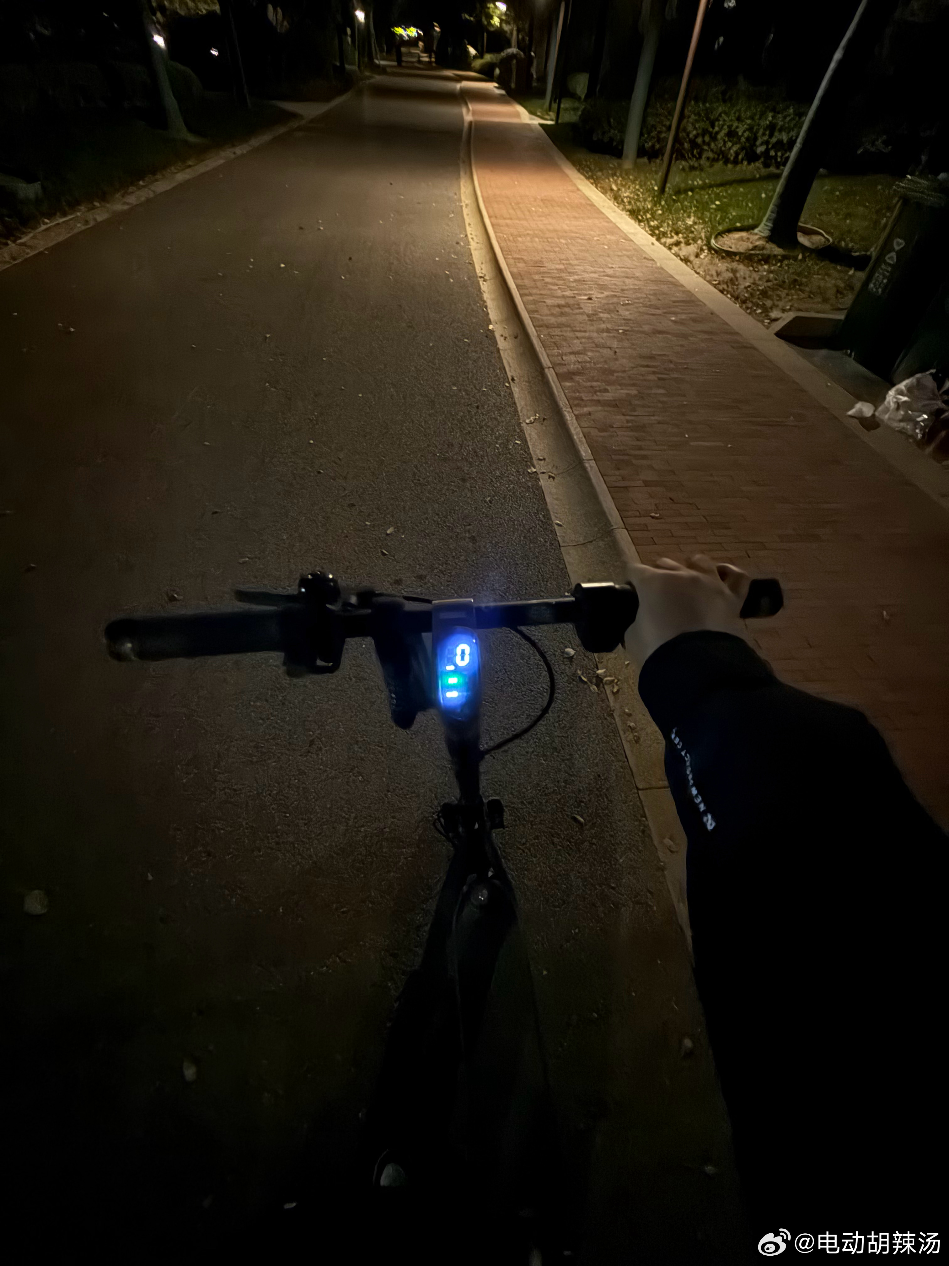 为了应对飞涨的油价，我骑上了花20000积分兑换的电动滑板车… 