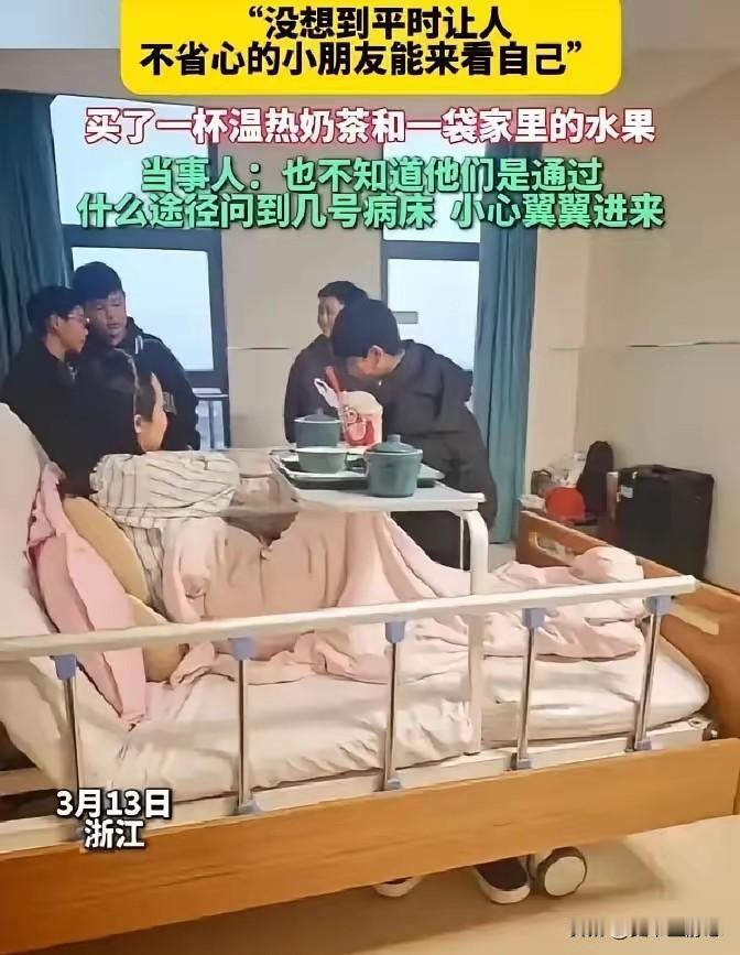 浙江嘉兴，一名女老师怀孕生子后在医院病房休息，没想到，班里四名男生竟然悄悄找了过