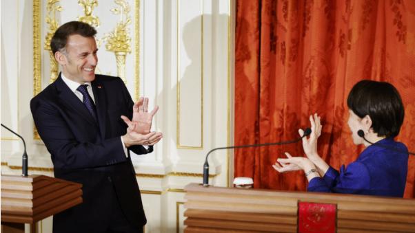 马克龙这条“变色龙”与高市早苗竟然在东京签署共同声明确认“台海和平稳定重要性”。