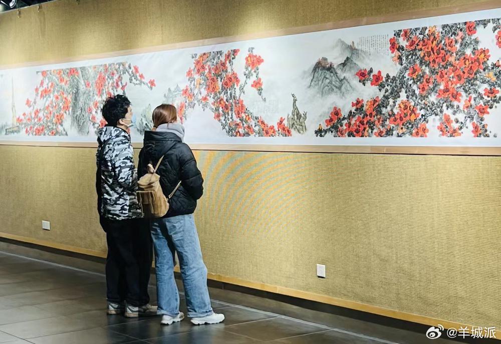 【25米红棉国画长卷首次展出，地标之间尽展英雄花魅力】为助力广州打造“英雄花开英