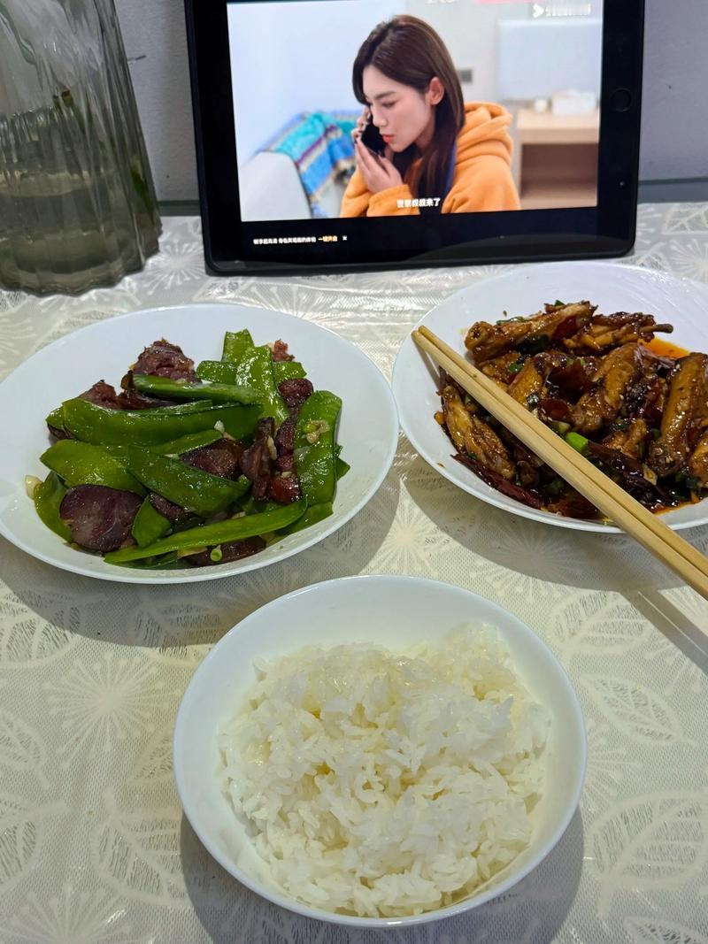 一个人在家吃饭，你会做四个菜吗？
       我才不做四个菜。就我而言，平时一