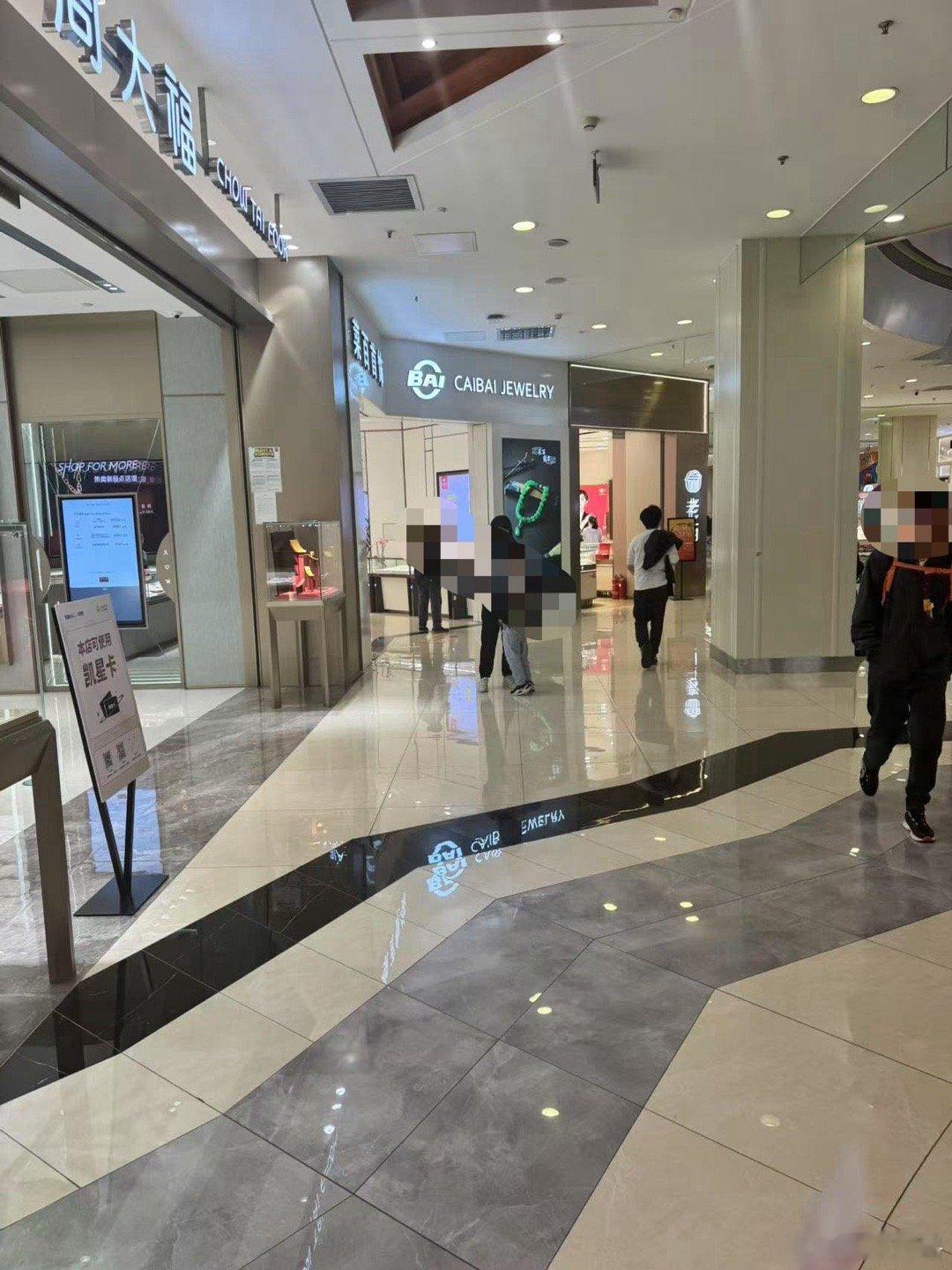 三个金店周大福、菜百、老庙，老庙与菜百顾客不少，周大福没人，大家都不支付品牌溢价