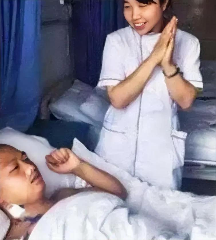 “我的丈夫身体太厉害了，他有4个肾！”2016年，贵州一男子天生神力，可以把白酒