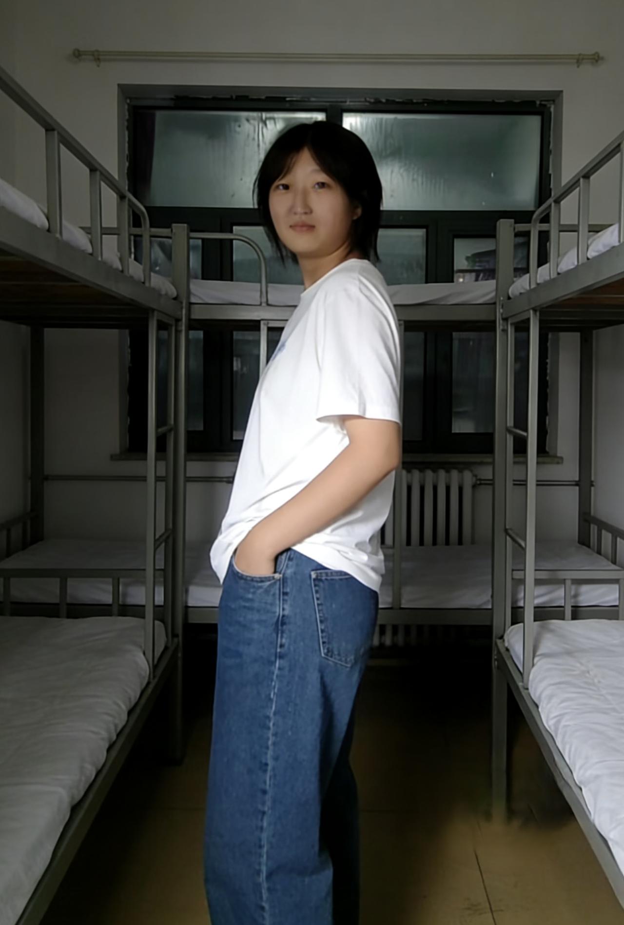 白衫蓝辫立寒窗，眸底星河蕴玉章。
莫道少年多意气，心随鸿鹄逐风翔。