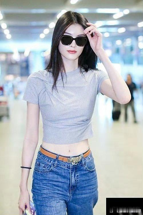 何穗在机场的私服造型太赞啦！紧身T恤搭牛仔裤 不愧是超模 ​​​