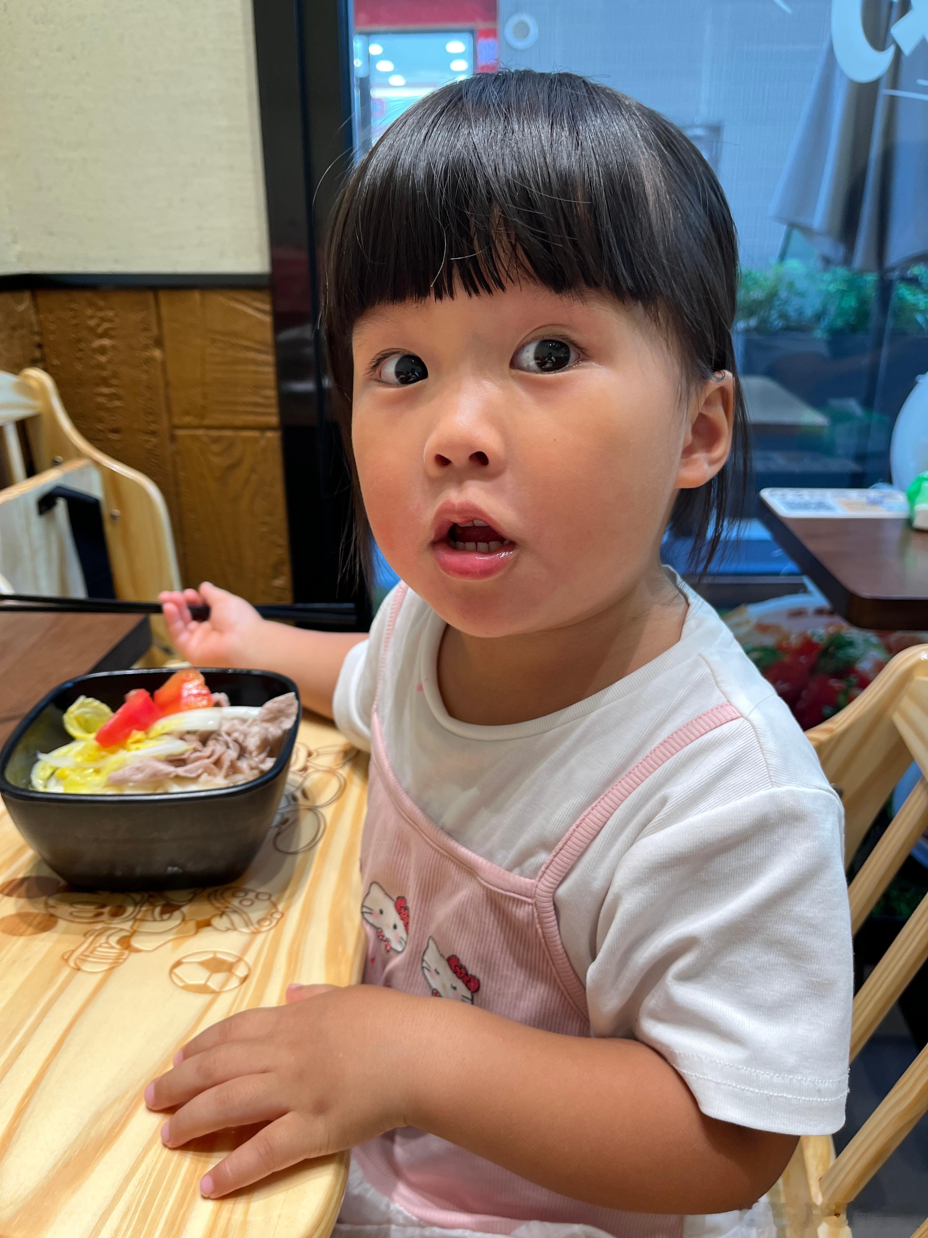 回来了，好饿，又来吃粉。柠宝说她在学校也敢吃西红柿，但是是小的，应该是水果，圣女