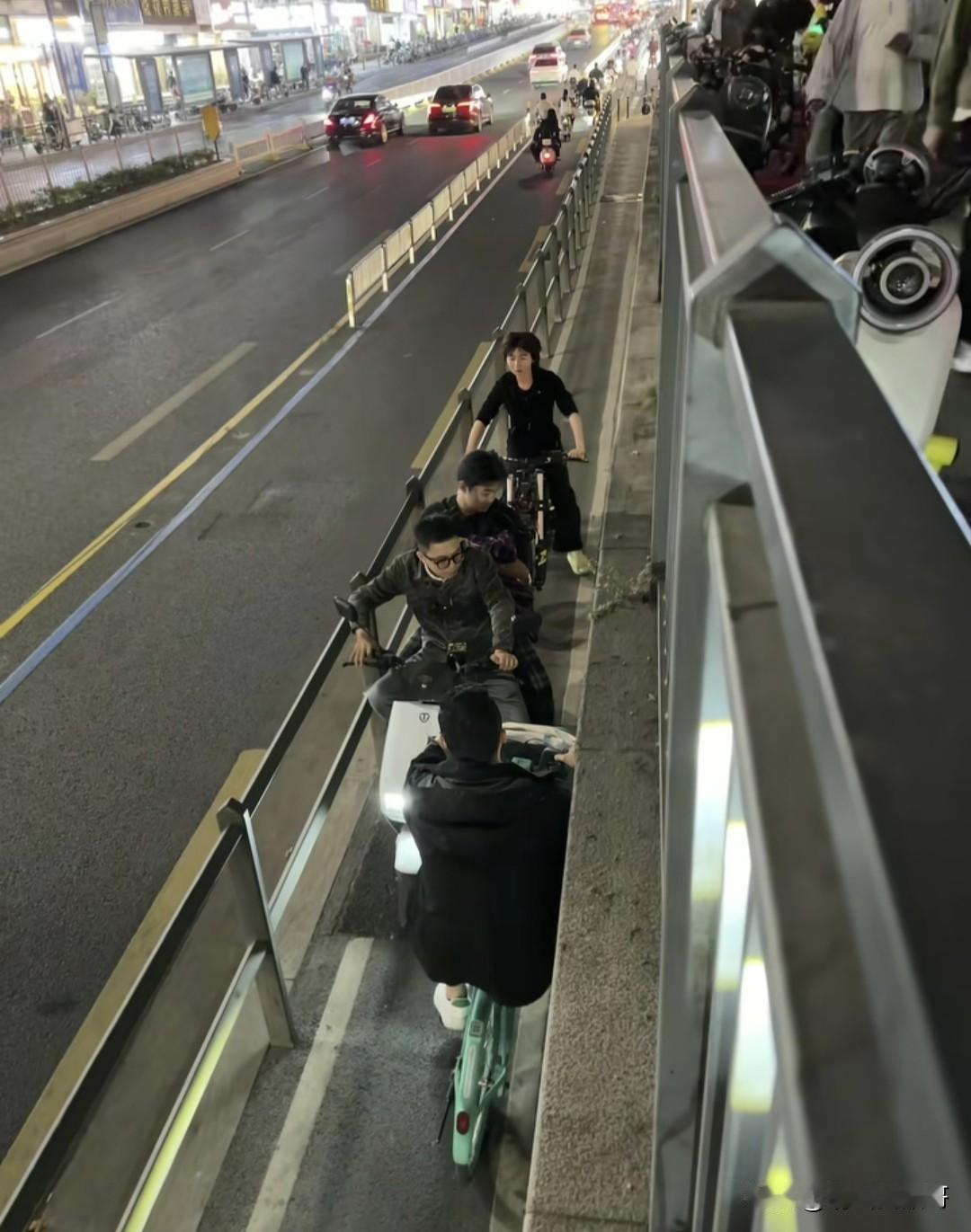 真想问一下拍这个视频的网友，他们坚持到了几点钟？