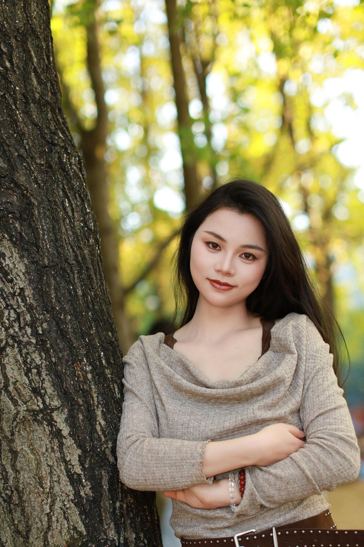 银杏，树下，小姐姐。偶遇公园，随拍几张。我的摄影日记 女生拍照姿势 文艺小清新 