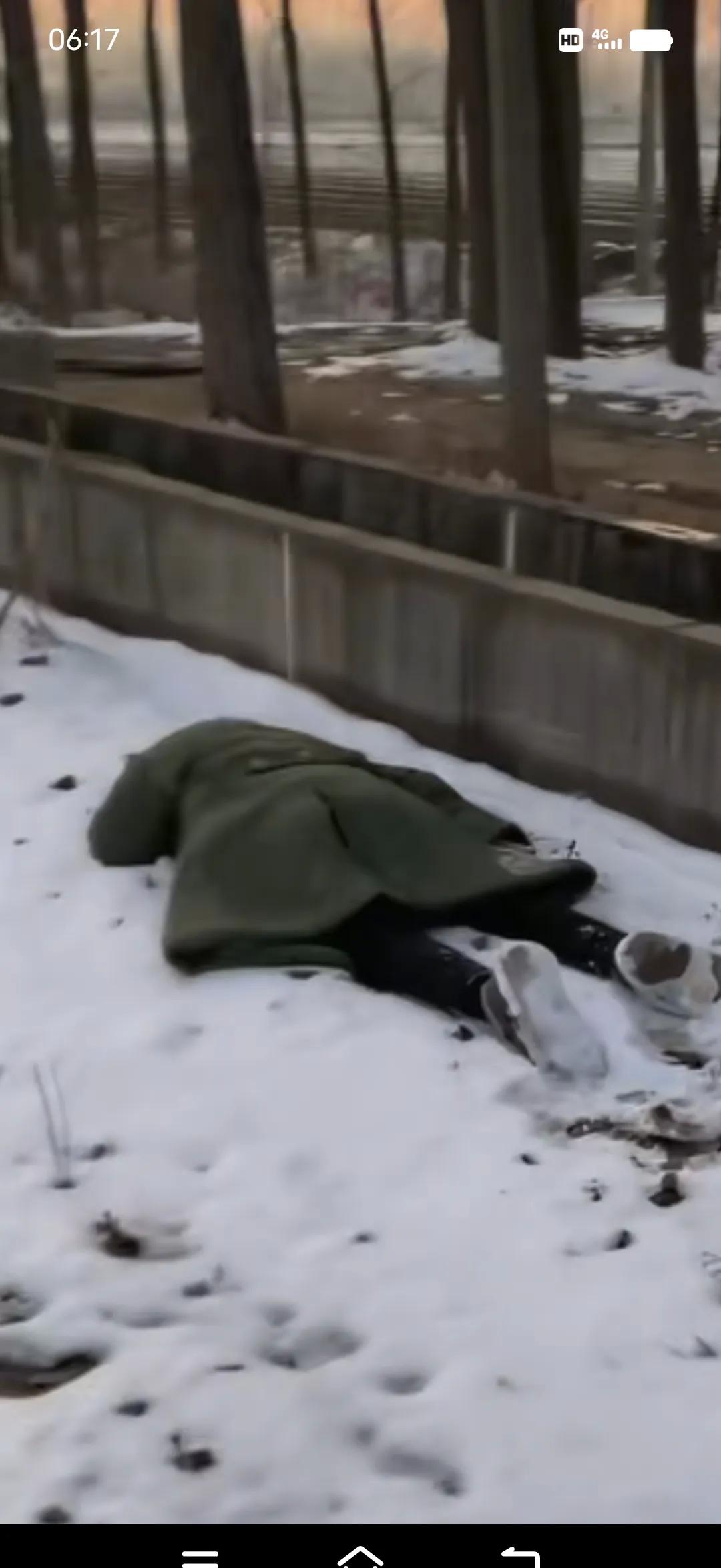 夫妻吵架丈夫雪夜离奇失踪，

邻居监控曝光蹊跷细节，

一瓶白酒揭开死亡真相。