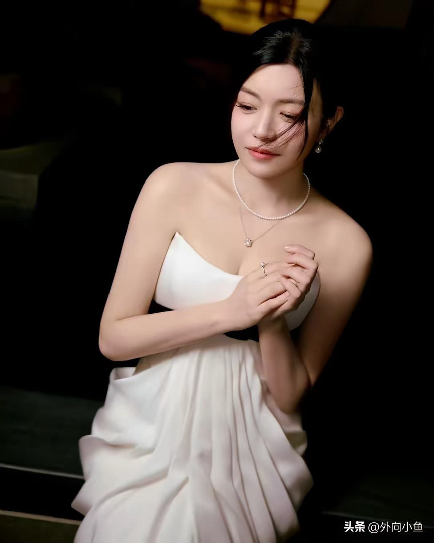 陈妍希白抹胸礼服温婉动人！一身缎面白色抹胸长裙简约大气，腰间黑色缎带撞色点缀，黑