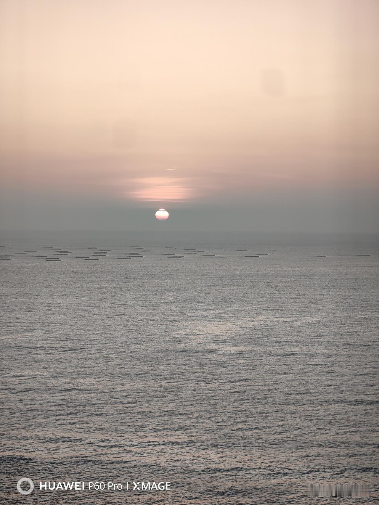 日出东海满天红
 
注解：
 
- 日出 对 月落（天象相对，一静一动）
​
-