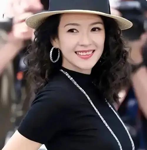 漂亮的姑娘会发光，这话一点都不假，不然，汪峰不可能一眼就看到章子怡。

他向她走