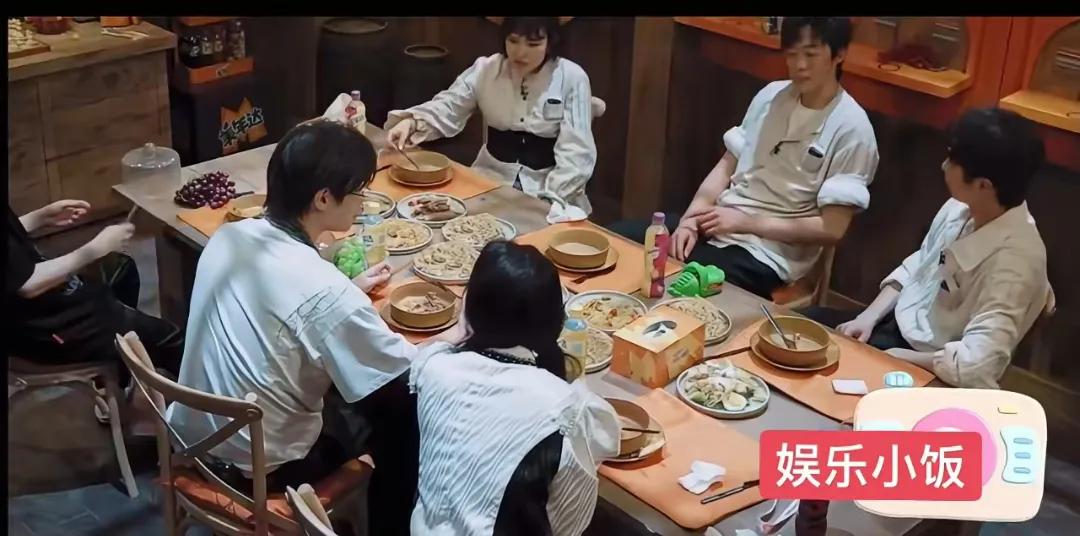 杨幂当年在节目里问许凯喜欢啥样的，他说喜欢害羞中规中矩的，现在回头看这回答，多少