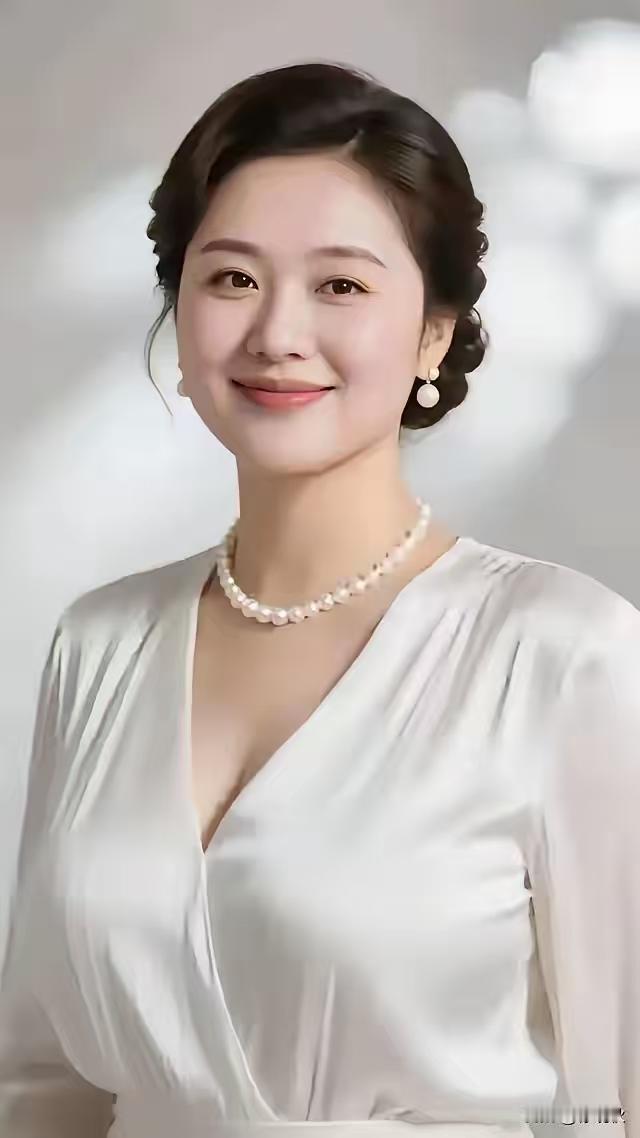 天净沙·中年佳人
佳人半老中年，
风韵犹绽娇颜。
素妆淡妆秀显。
端庄姿倩，
宛