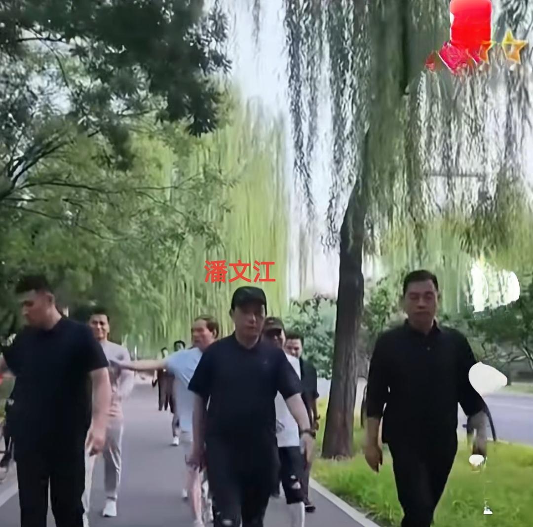 潘文江还是很讲究养身的，早晚都出来慢跑快走！

潘文江这段时间在北京参加香山论坛