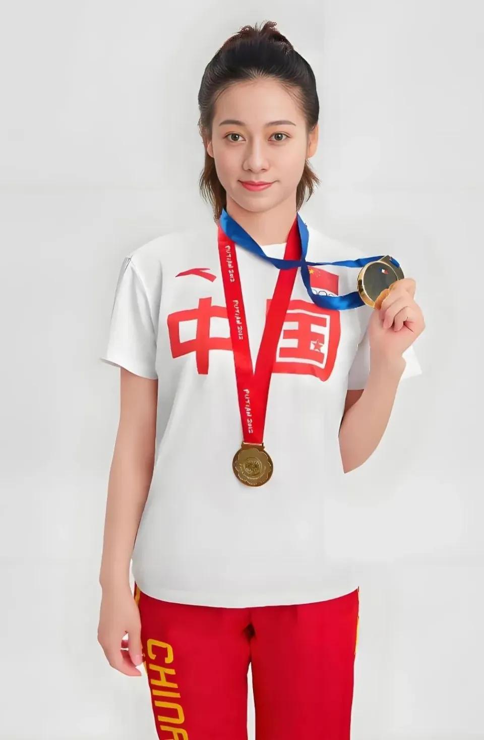 吴柳芳，一定是一个人品很好的人

理由如下：

一个女人，在身材，颜值尚可的情况