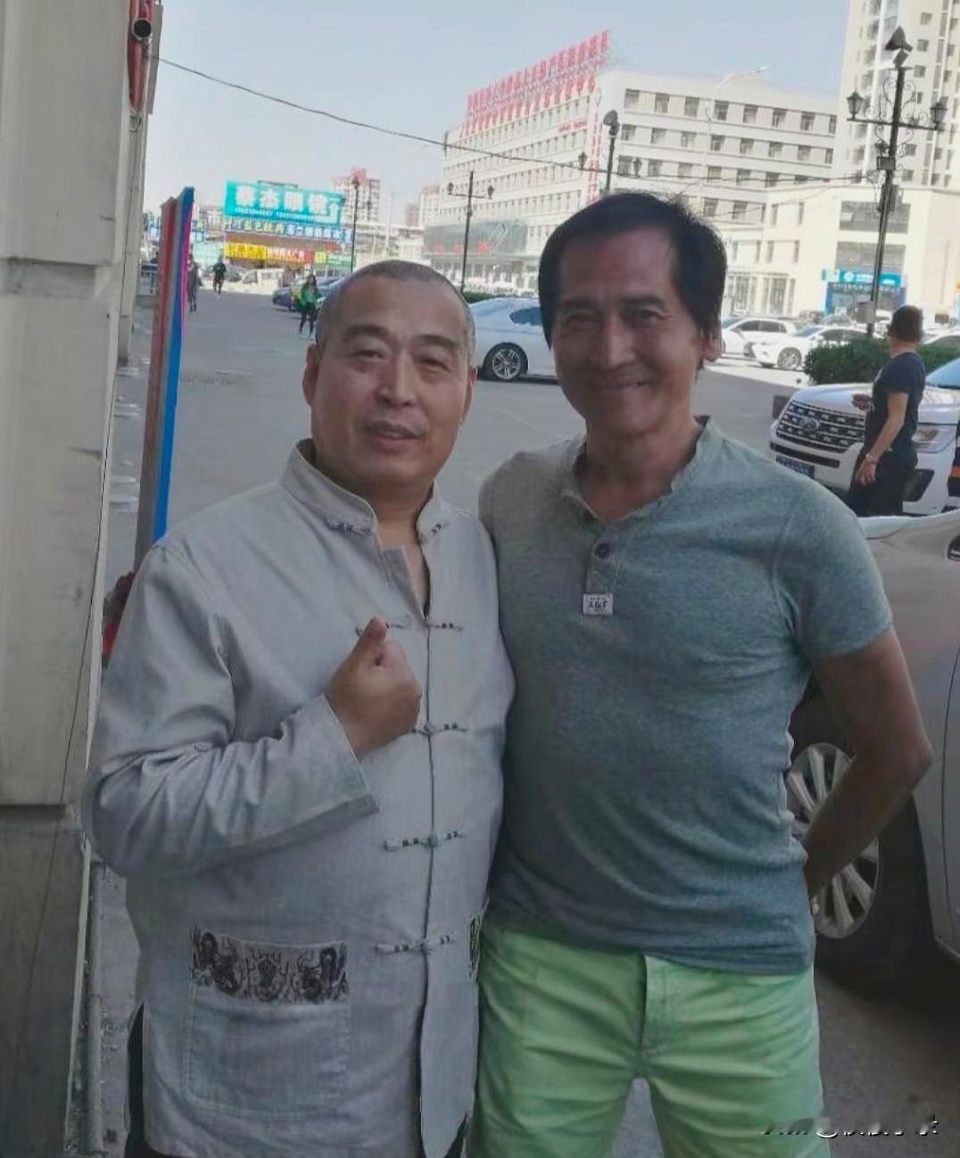 65岁齐秦现身北京街头，他的身材真好，肌肉饱满健硕，皮肤晒黑了好多，虽然发际线后