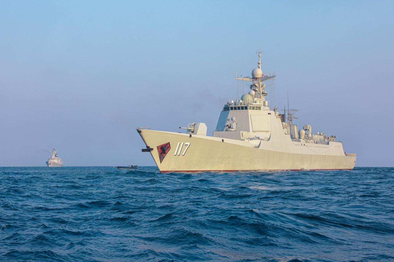 西宁舰和潍坊舰组成的海军舰艇编队进行海上联合演练。