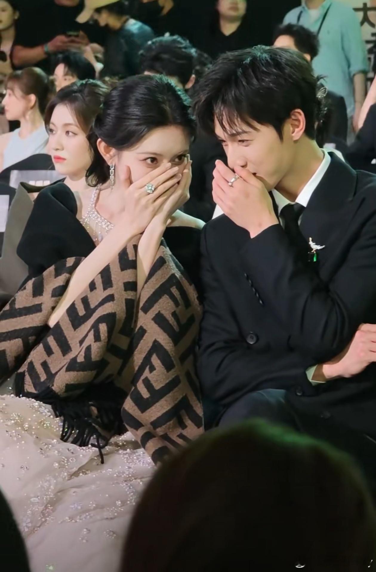 星光大赏内场孟子义李昀锐聊天没停过星光大赏内场，孟子义与李昀锐被多次拍到相邻而坐