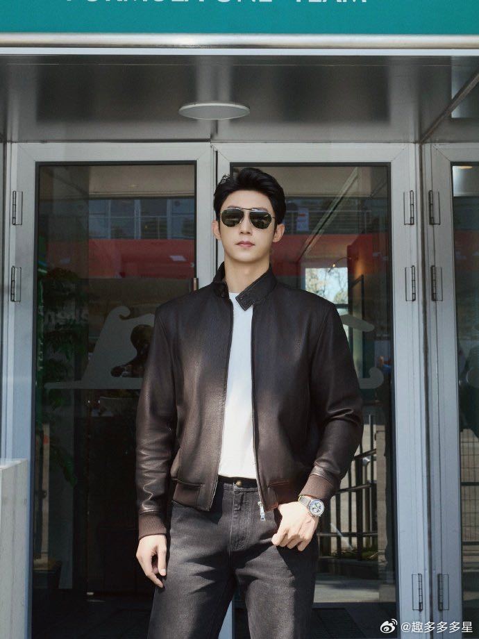 黄景瑜成打卡景点了谁懂啊，黄景瑜去看F1也太吸睛了，现场好多人找他合影，本人温柔