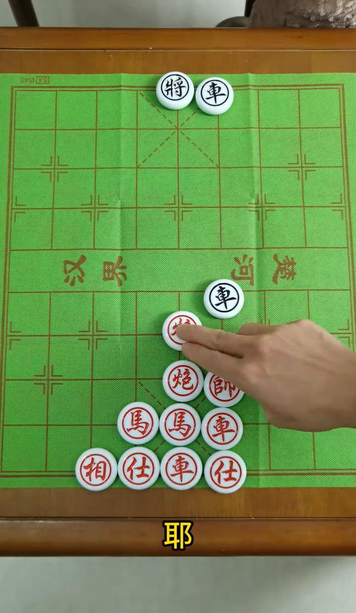 红方双炮叠叠，黑车原位未动。
这哪是下棋？
分明是送人头！
职业棋手王天一早就说