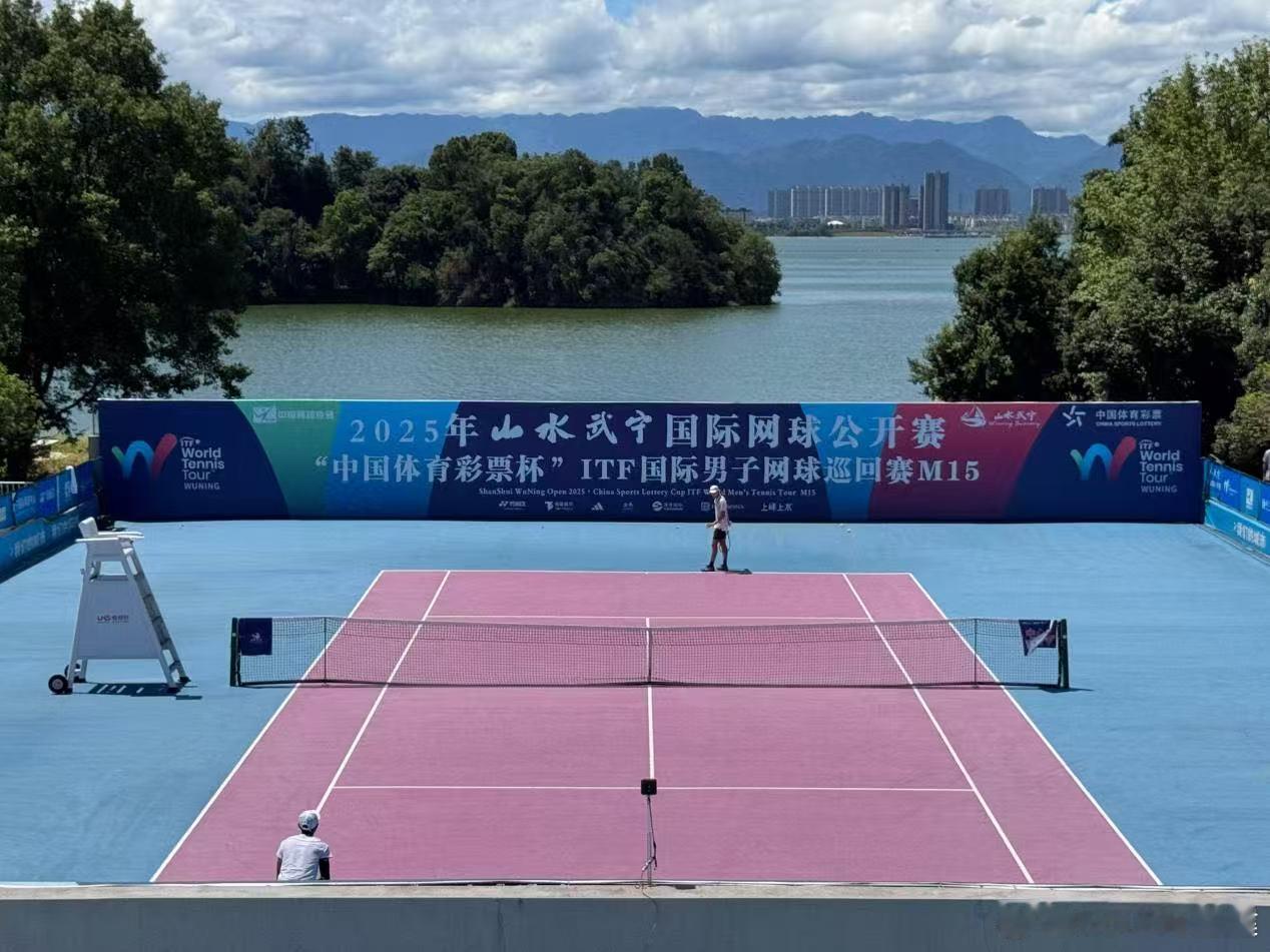 原来武宁在江西九江啊！你们去过吗？这个球场的位置还挺美！赛场设在依山傍水的武宁国
