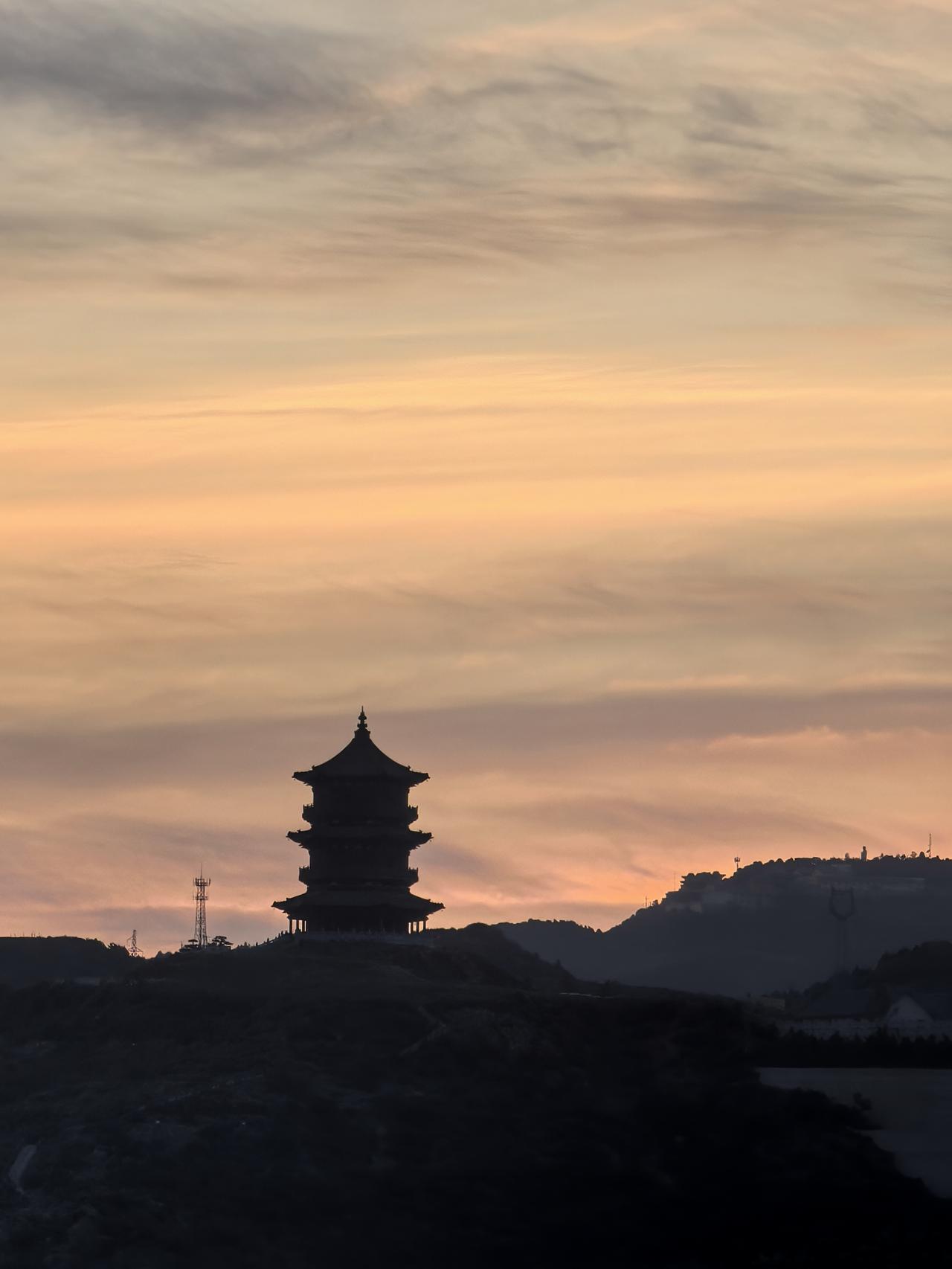 夕阳下的古塔，静谧而庄严，仿佛诉说着千年的历史。
