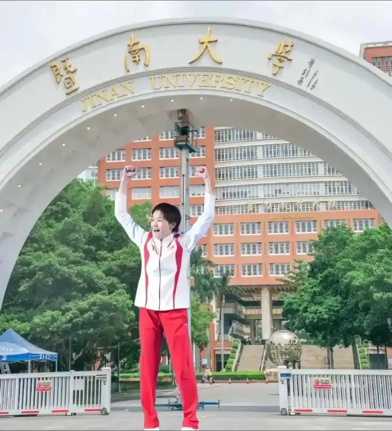 2025年2月，全红婵拟保送暨南大学运动训练专业，引发关注。这位奥运三金得主选择