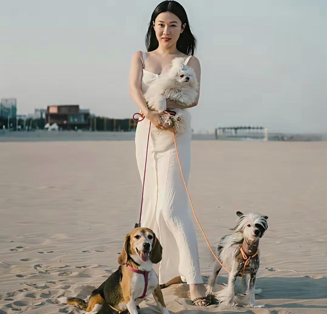 杜江把工资全交给霍思燕，自己只留生活费。
这操作真不多见。
嗯哼才几岁，就攒钱给