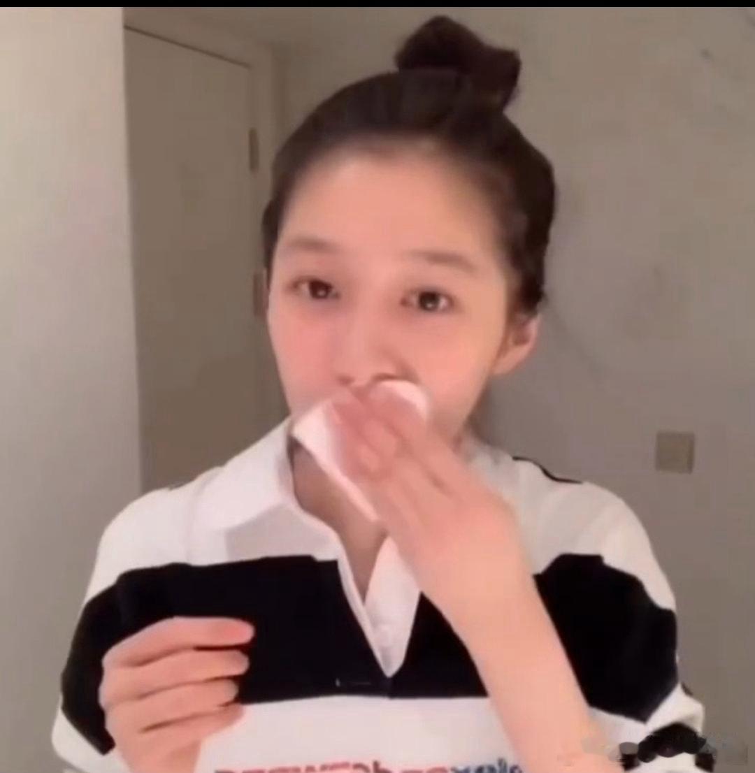 关晓彤卸妆完全就是卸掉了灰尘近距离直面镜头，结果妆前妆后几乎没差别！高鼻梁清爽眉