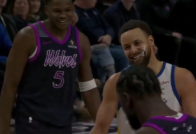 伟大的球员！爱德华兹谈库里：

“库里是伟大的球员。”

“是我所尊重的人。”