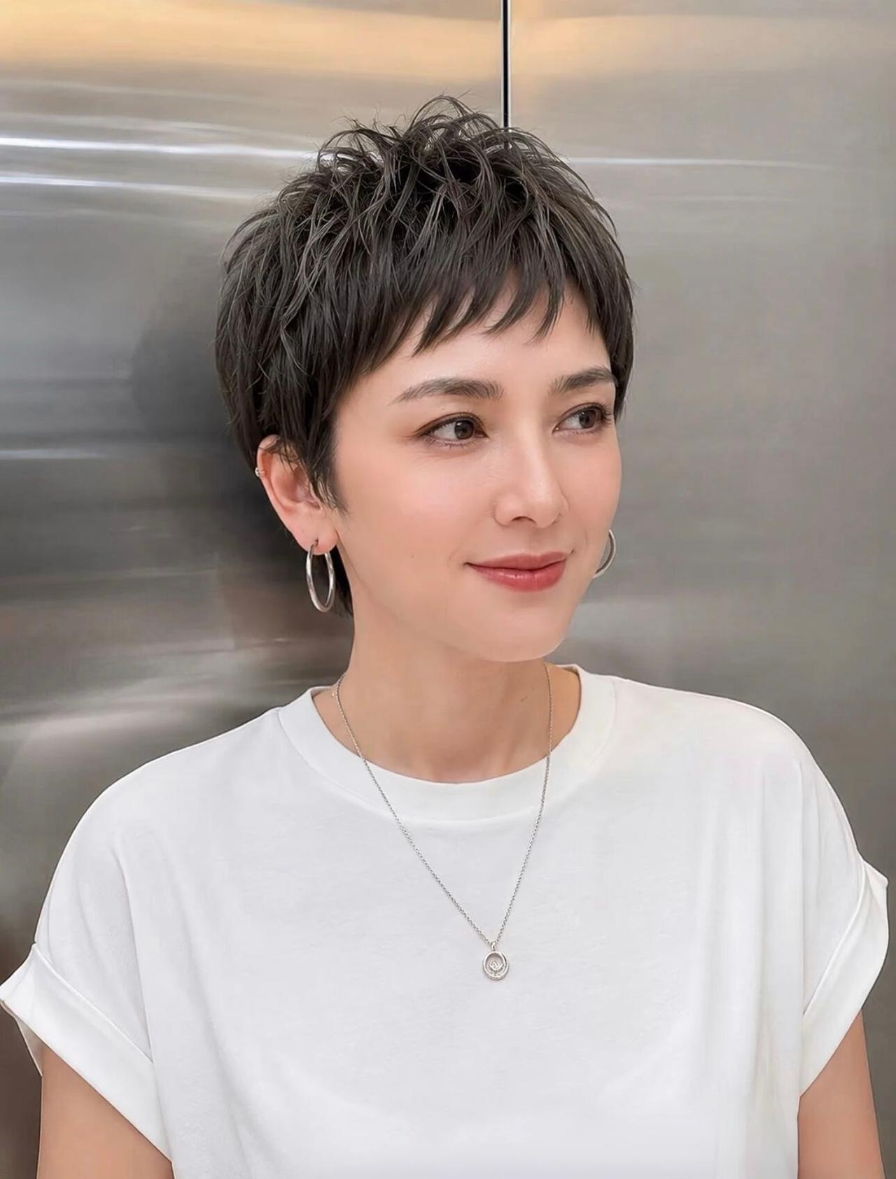 彼姝短发，清扬婉兮。