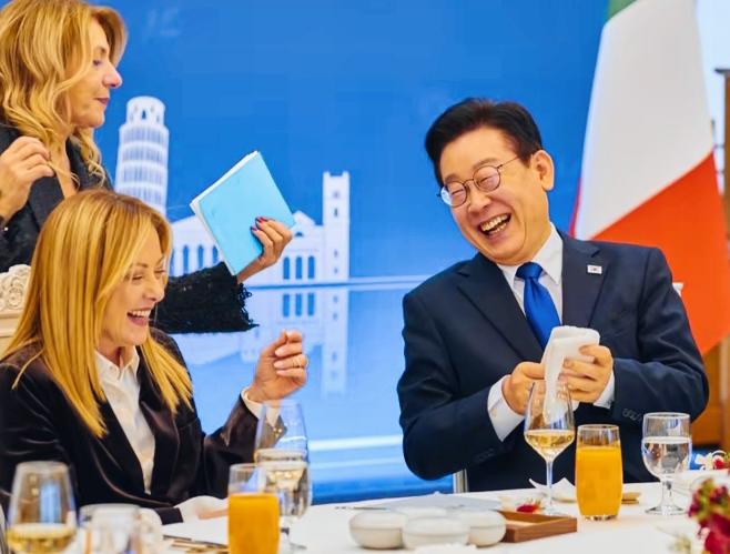 李在明和梅洛尼咋笑的如此开心啊！
梅洛尼和李在明两人在讨论什么话题呢？
李在明的