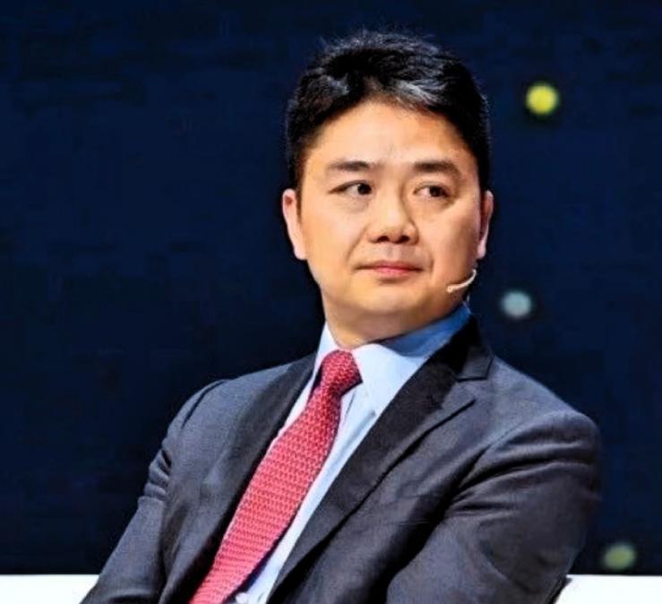 巴黎那帮毛贼估计肠子都悔青了，费大劲搬空京东仓库，结果偷回去一堆“电子板砖”！