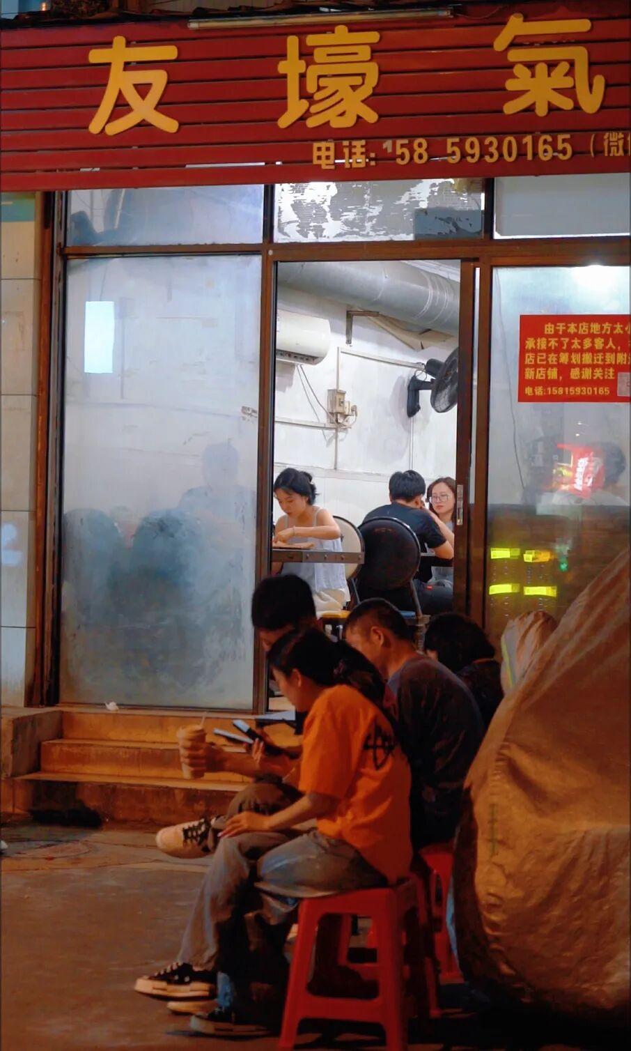 刷到千万粉博主刘雨鑫打卡后，我立马拉上朋友冲这家藏在街坊堆里的海鲜烧烤！店面小小