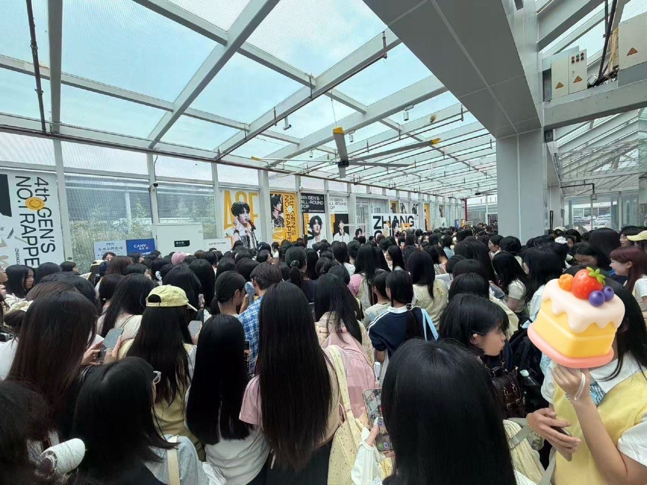 tg张桂源家的痛楼布置好好看，黄色好美，人也好多啊💛💛 