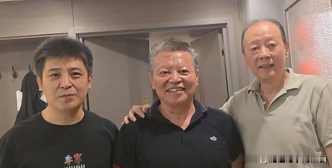 右边的这位不用说他的名字，大部分观众都是认识的，也能记住他的经典台词。中间这位他