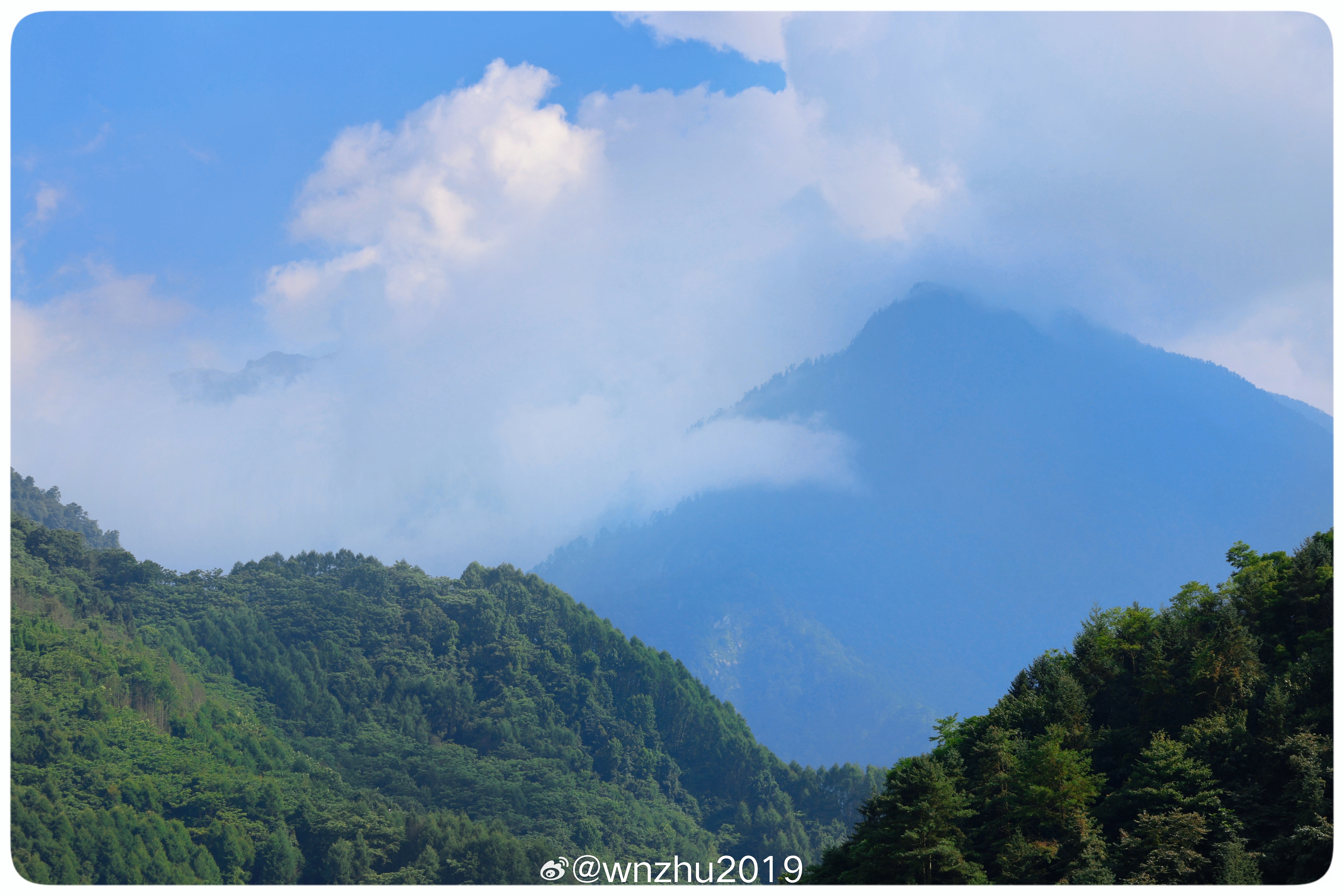 特别喜欢神树坪基地！目前盖着厚被子，鼻子尖有点冰凉。昨晚跑711买了零食，今天扛