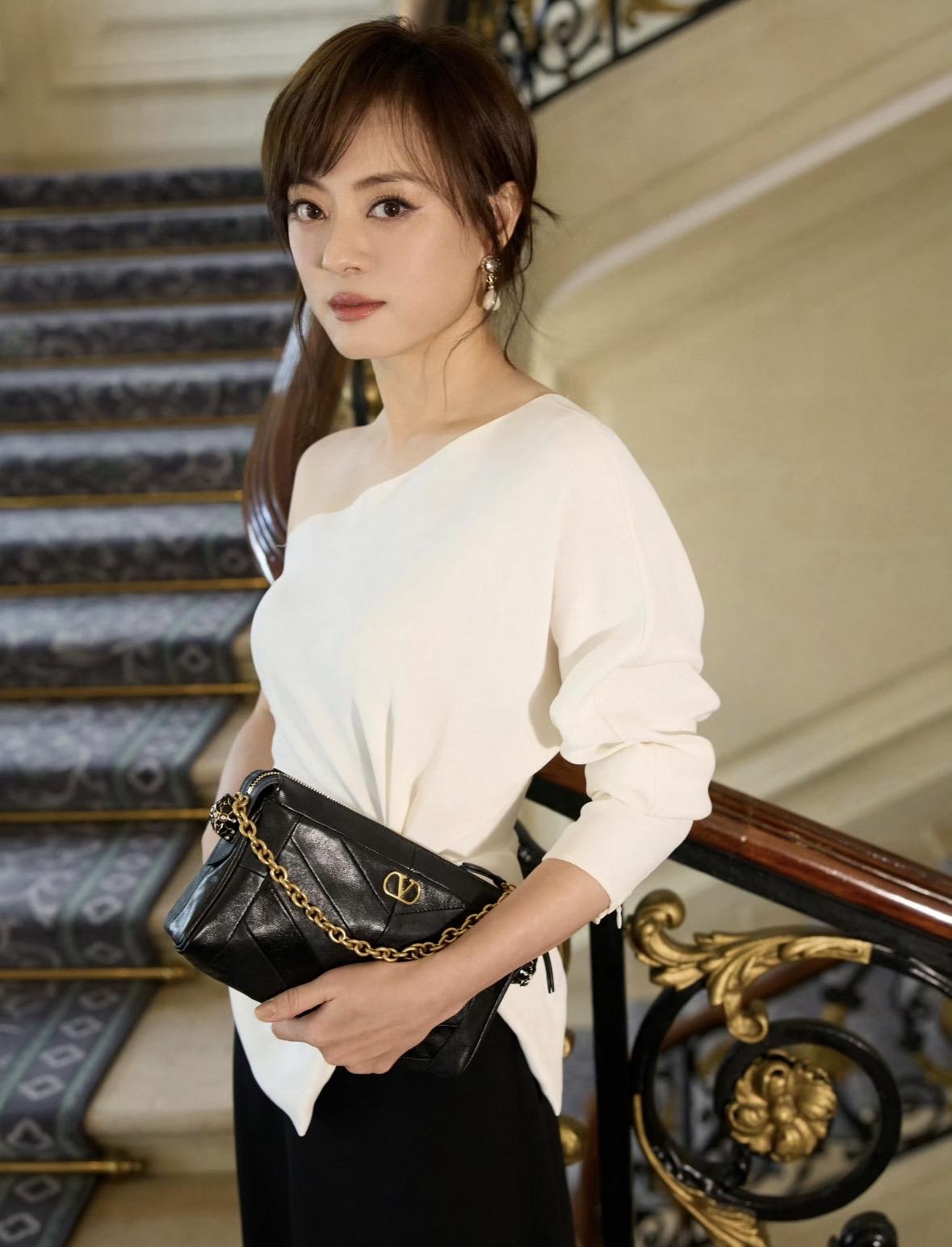 发现了吗，
孙俪不管是戏里和戏外，都没有靠颜值出圈，甚至挖一挖她的背景，也没什么